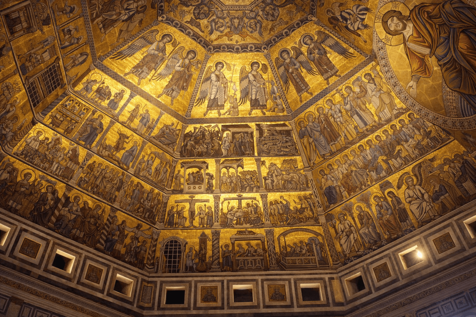 Abbildung zur Frage: Wofür ist die Decke im Inneren des Baptisteriums besonders bekannt?